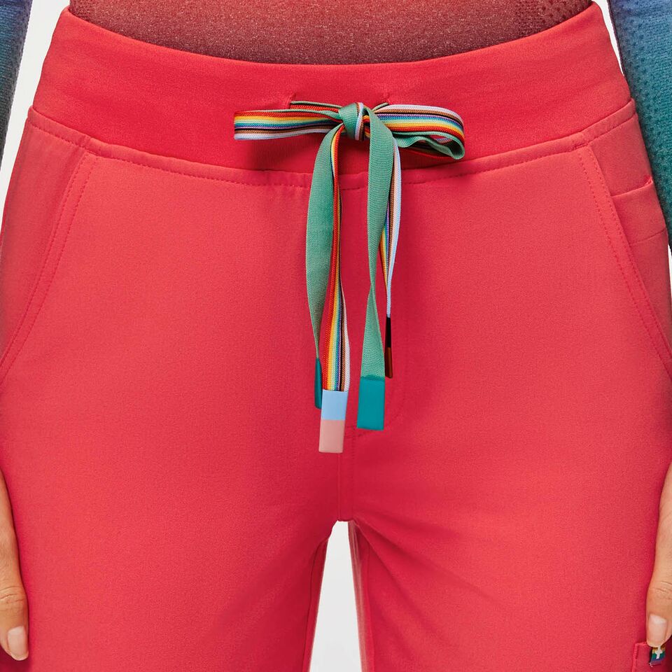 https://creative.wearfigs.com/asset/8f0e0f15-d69a-4b9b-91c9-e3d72df3cd52/SQUARE/Q1_2023_03_HIBISCUS_ZAMOLA_W_MADI_55658