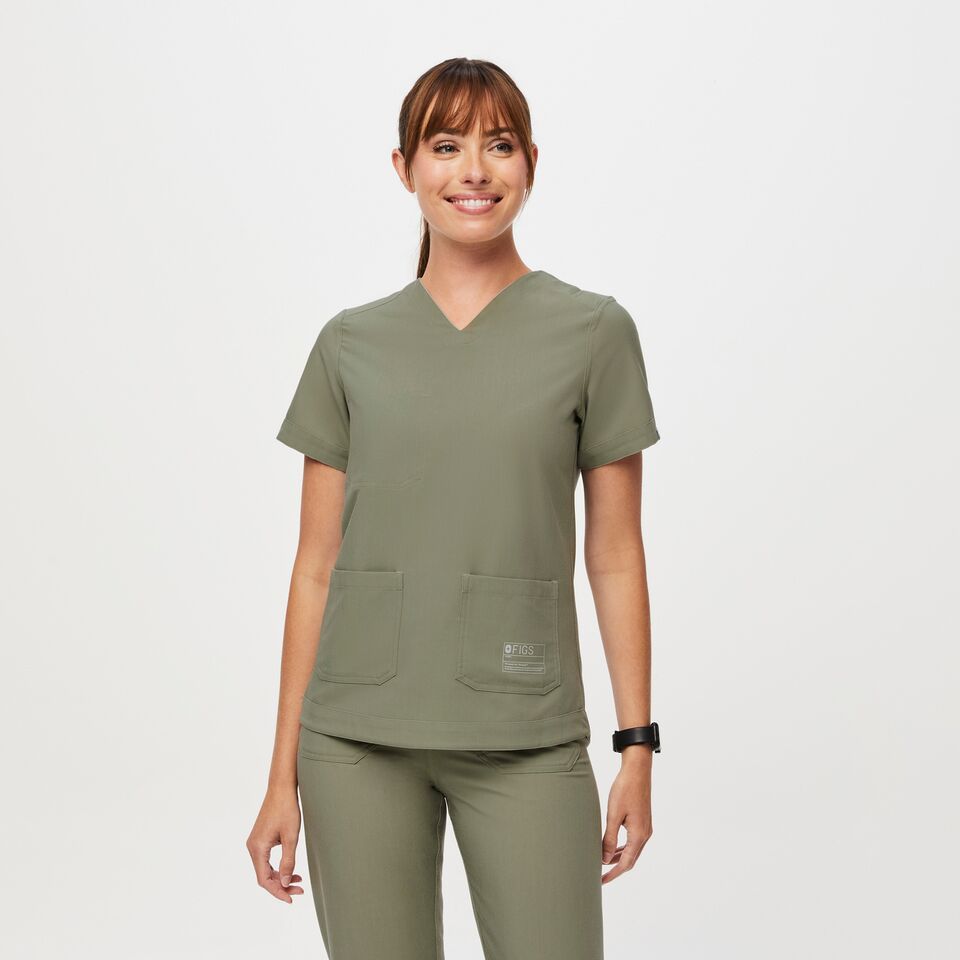 https://creative.wearfigs.com/asset/9101386f-8f5a-41af-9fd9-1859f83ea60a/SQUARE/Q3_2023_08_DESERT-SAGE_RELAXED_REVERSIBLE_V-NECK-TOP_W_MELANIE_17982.jpeg