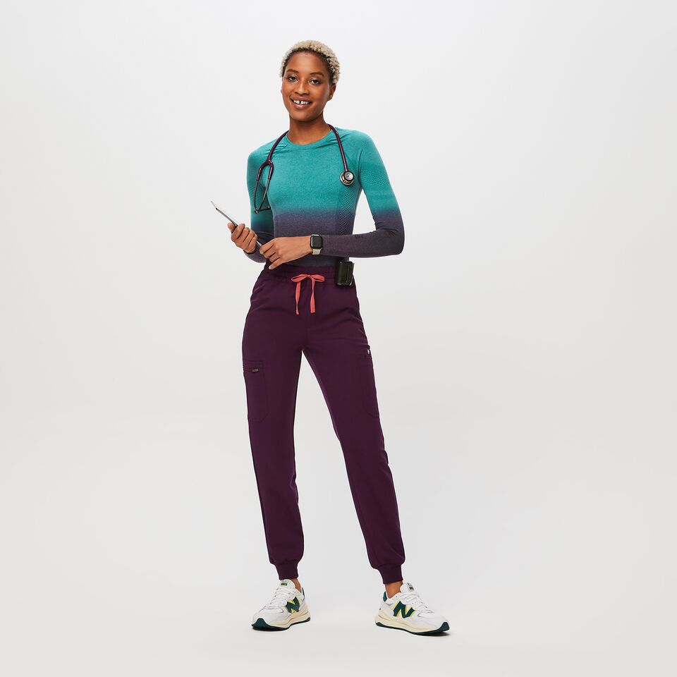 https://creative.wearfigs.com/asset/94f8adc3-7e35-4405-9ff8-3a8025a50842/SQUARE/Q2_2023_06_DEEP-PURPLE_HW-UMAN_W_DEJA_30576