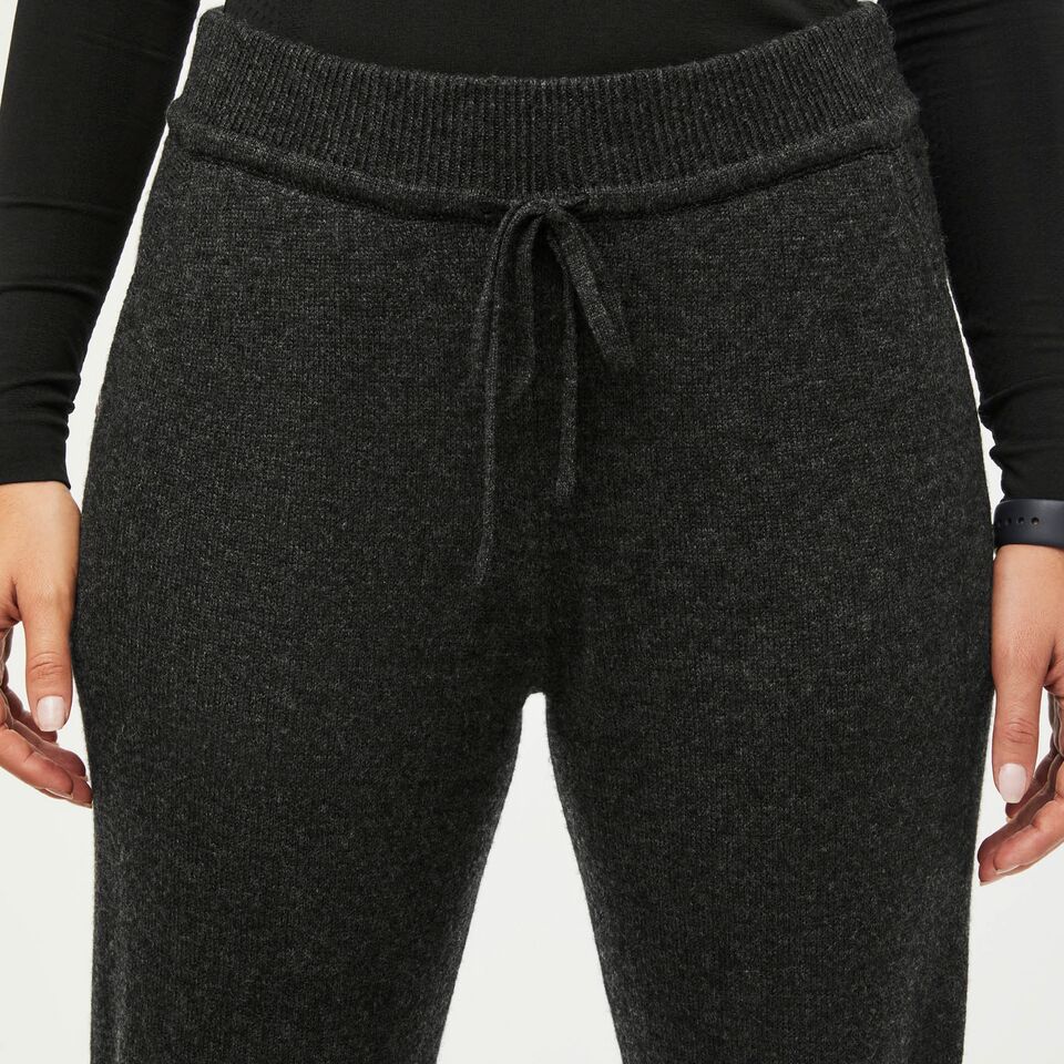 https://creative.wearfigs.com/asset/95aa0f61-498e-4217-acbe-daa52dae99e2/SQUARE/Womens-Off-Shift-Merino-Slim-Jogger-Heathered-Black-XS-7