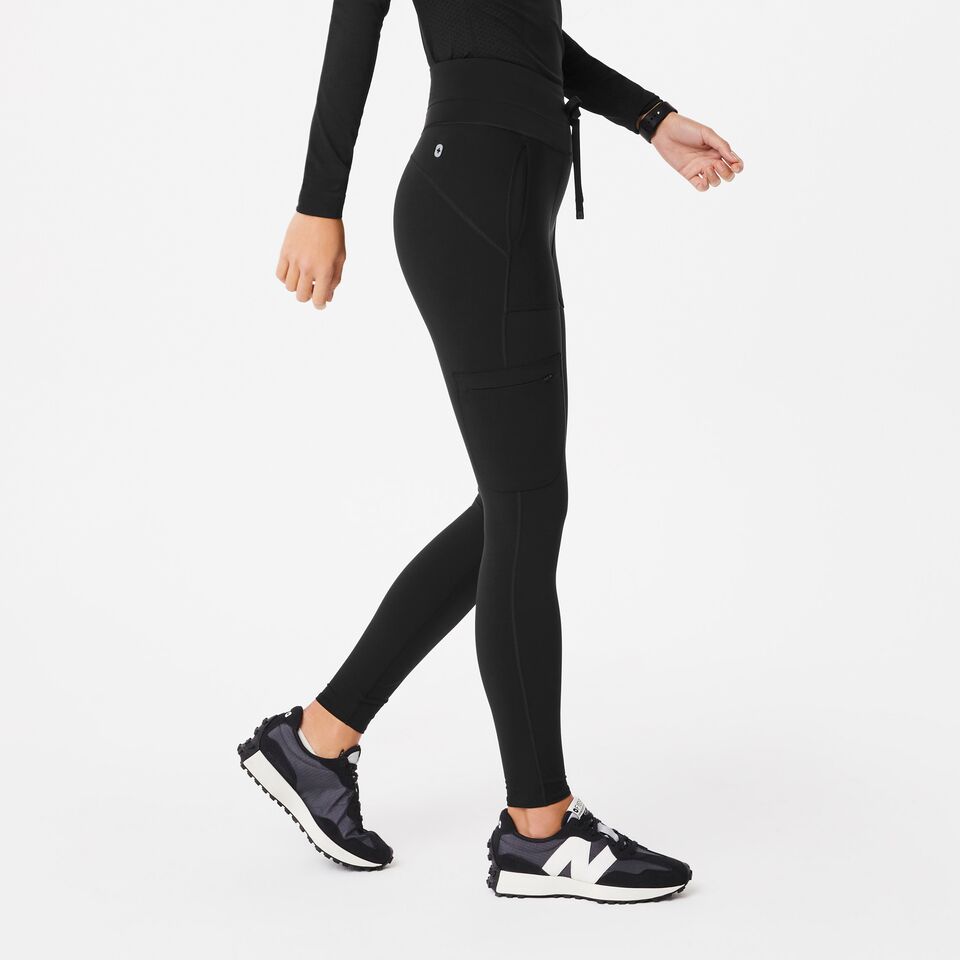 https://creative.wearfigs.com/asset/962b857c-2ce8-40b7-b513-8a3de698c1ca/SQUARE/Q1_2024_1_BLACK_SCRUB-LEGGING_W_CHARO_0544_.jpeg