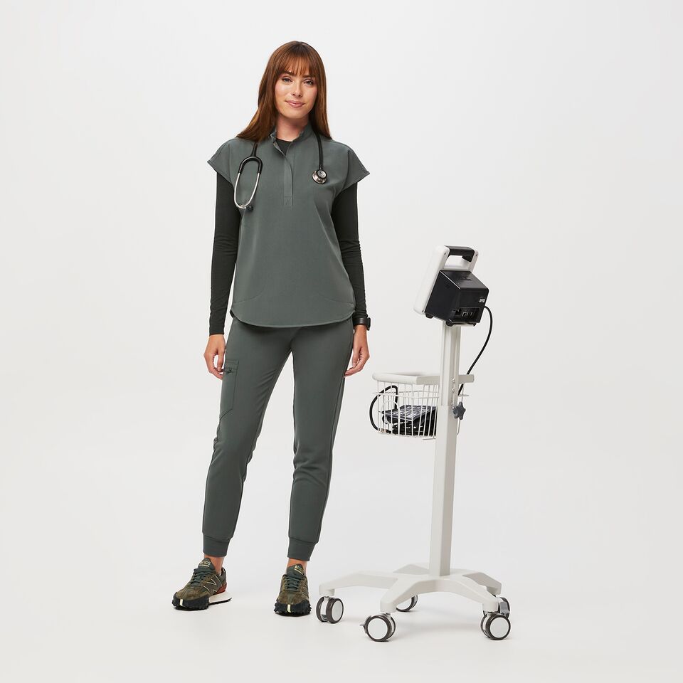 https://creative.wearfigs.com/asset/96a8247b-e48e-4180-aca9-deb1c5685a29/SQUARE/Q3_2023_08_BONSAI_RAFAELA_W_MELANIE_16826