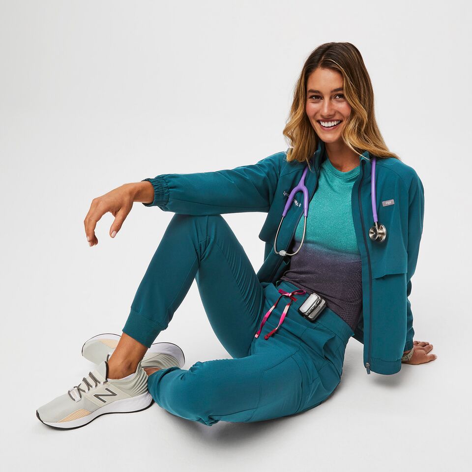 https://creative.wearfigs.com/asset/9eb2a819-fa5c-421f-82c1-d4d11497d9bb/SQUARE/Q2_2023_06_CARIBBEAN-BLUE_LESAGE-PANT_W_MADI_35424