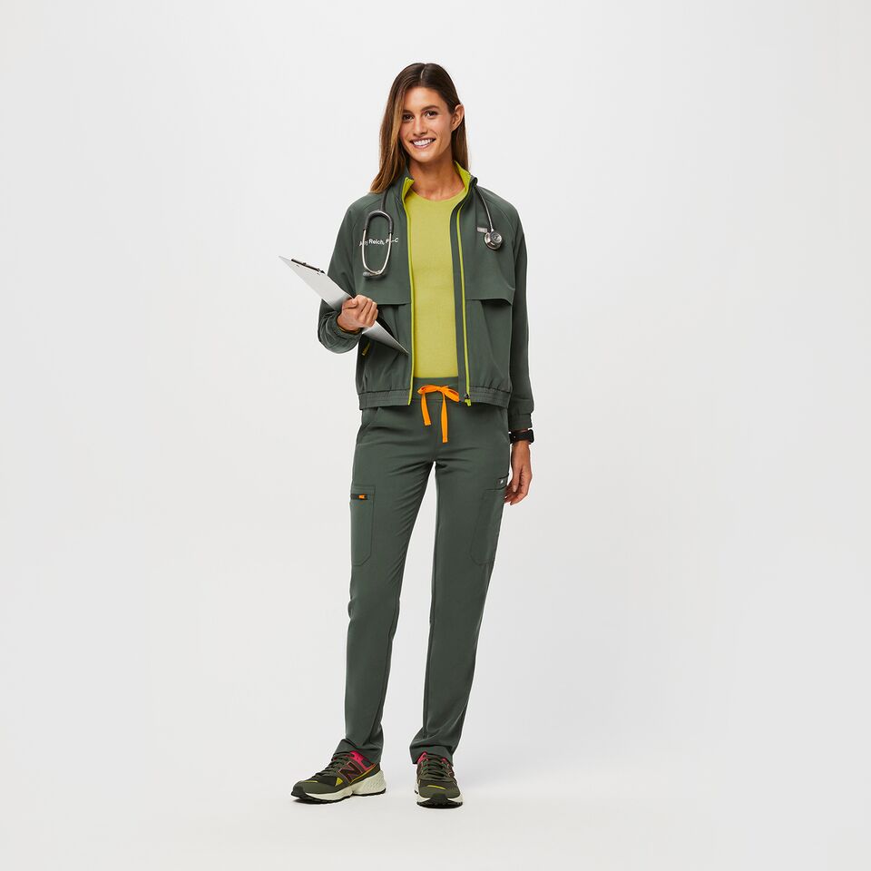 https://creative.wearfigs.com/asset/9f64a3c3-1f4e-44b0-ba54-e511d1c0b23b/SQUARE/Q1_2023_03_MOSS_SYDNEY-CONTRAST_W_MADI_54693-jpg