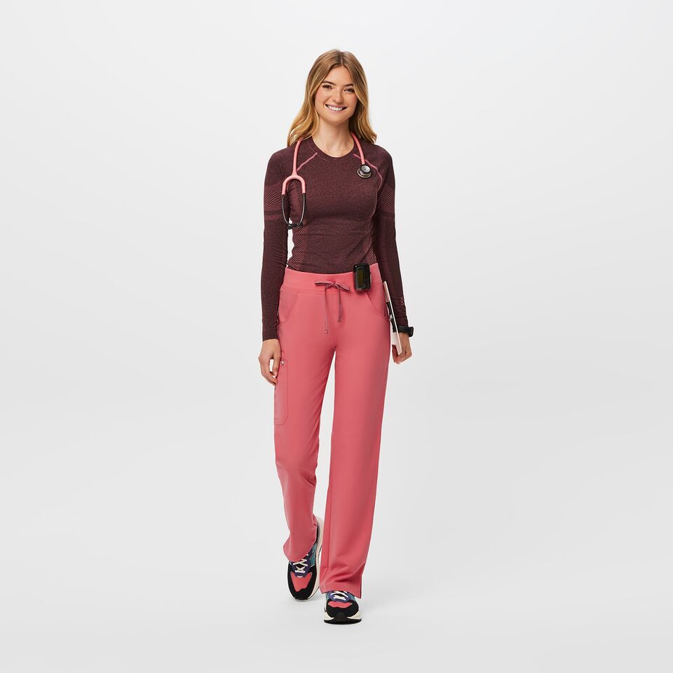 https://creative.wearfigs.com/asset/9fd1420e-8973-444d-bc63-2429fb11136b/SQUARE/Q2_2023_04_HEATHERED-DESERT-ROSE_SALTA_W_PALONIA_05827-jpg