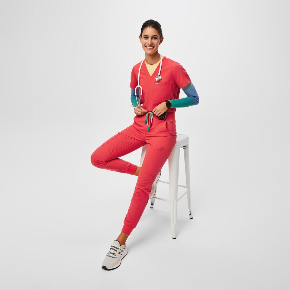 https://creative.wearfigs.com/asset/a3a04103-0268-4aa2-bb3b-d1f2e809e34a/SQUARE/Q1_2023_03_HIBISCUS_ZAMOLA_W_MADI_55621