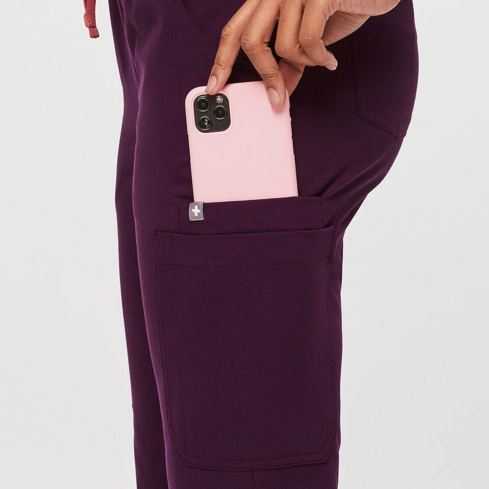 https://creative.wearfigs.com/asset/a7a6f533-aabb-4b43-a837-84e26c00d81f/SQUARE/Q2_2023_06_DEEP-PURPLE_HW-UMAN_W_DEJA_30598