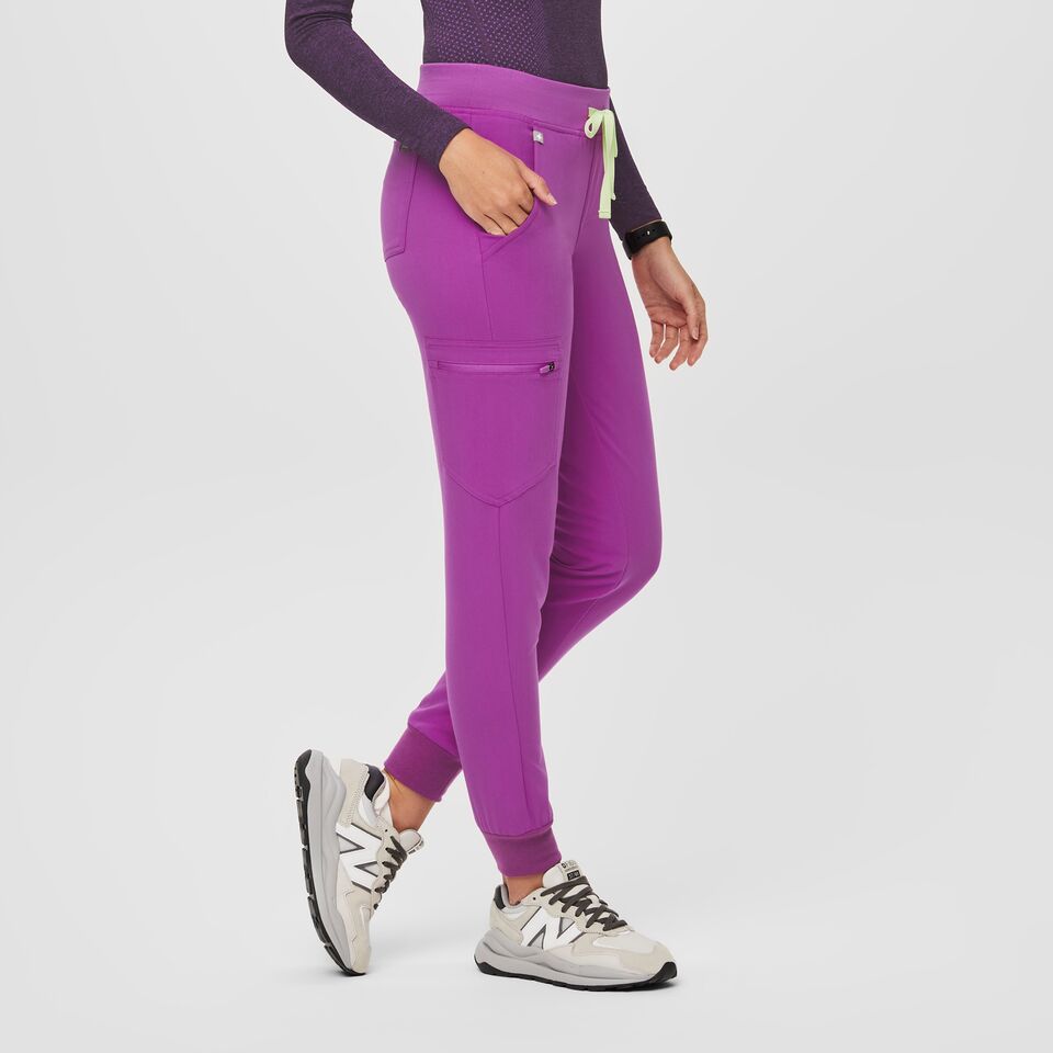 https://creative.wearfigs.com/asset/a80b8c60-37d7-4f58-ba4d-cbaed6c7da97/SQUARE/Q3_2023_09_PITAYA_ZAMORA_W_MELANIE_29897