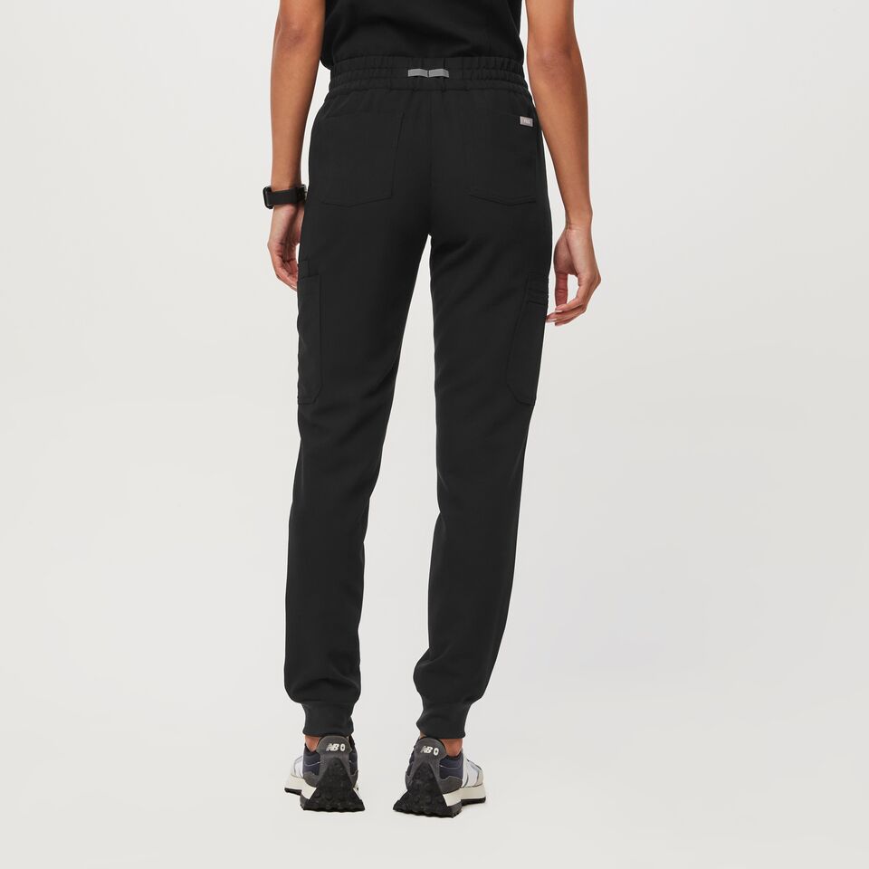 https://creative.wearfigs.com/asset/ac8e9183-1019-4b94-af88-63cd78cc19f4/SQUARE/Q1_2023_02_BLACK_FOSO-JOGGER_W_NATALIE_33599-jpg