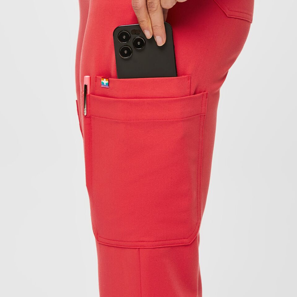 https://creative.wearfigs.com/asset/ad4d44f8-d84d-4b2e-92ed-59a39e42d061/SQUARE/Q1_2023_03_HIBISCUS_ZAMOLA_W_MADI_55680