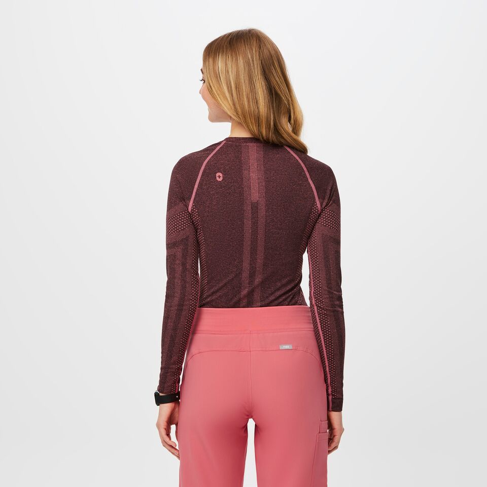 https://creative.wearfigs.com/asset/adba9005-c930-4dfc-9764-84f2dd416b3d/SQUARE/Q2_2023_04_HEATHERED-DESERT-ROSE_SALTA_W_PALONIA_05866-jpg