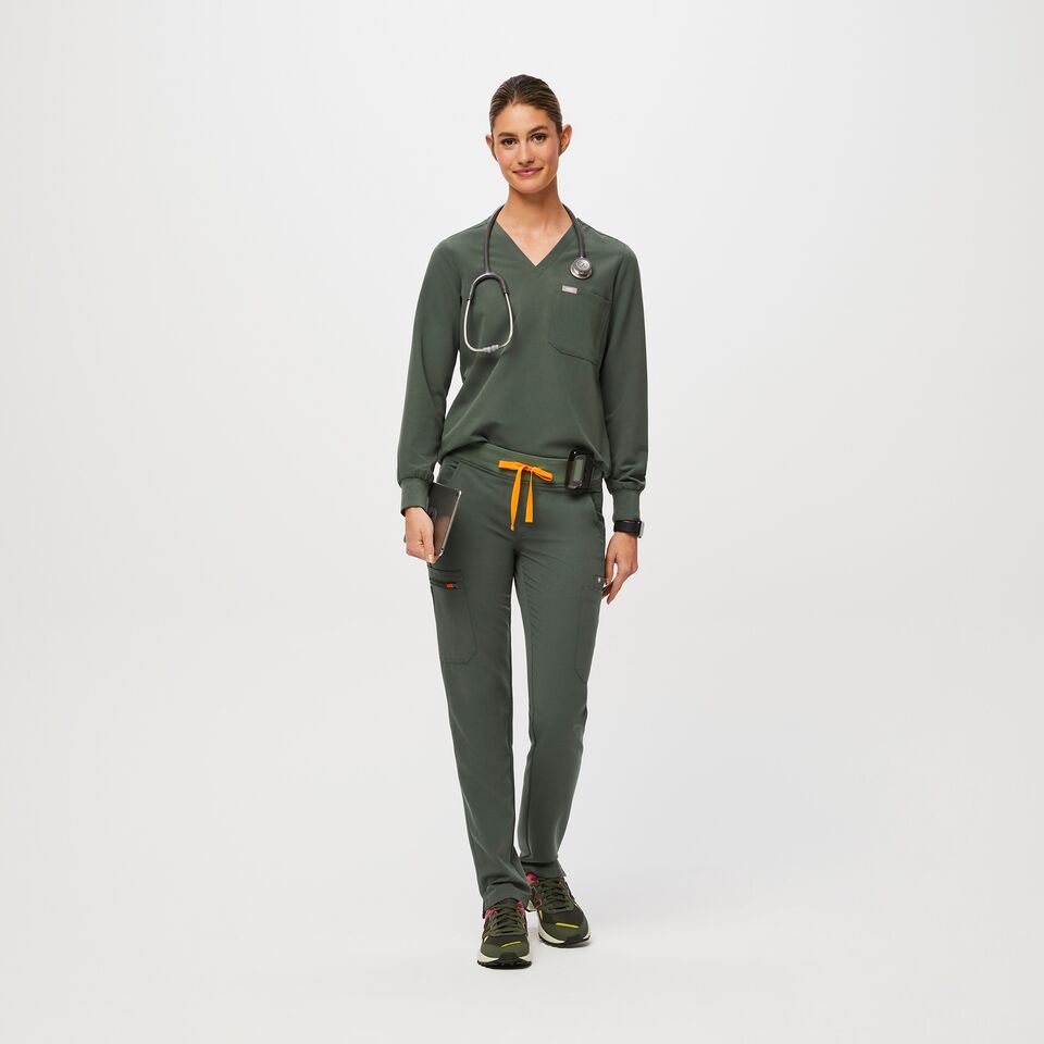 https://creative.wearfigs.com/asset/b139f63d-709e-4d80-b680-da51dff370d7/SQUARE/Q1_2023_03_MOSS_CATARINA-LS_W_MADI_68490-jpg