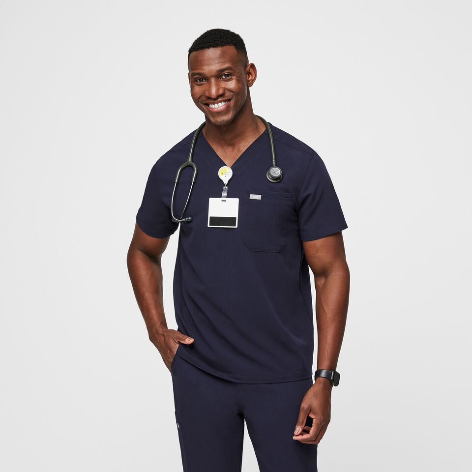 Men's Leon™ Three-Pocket Scrub Top - Navy · FIGS