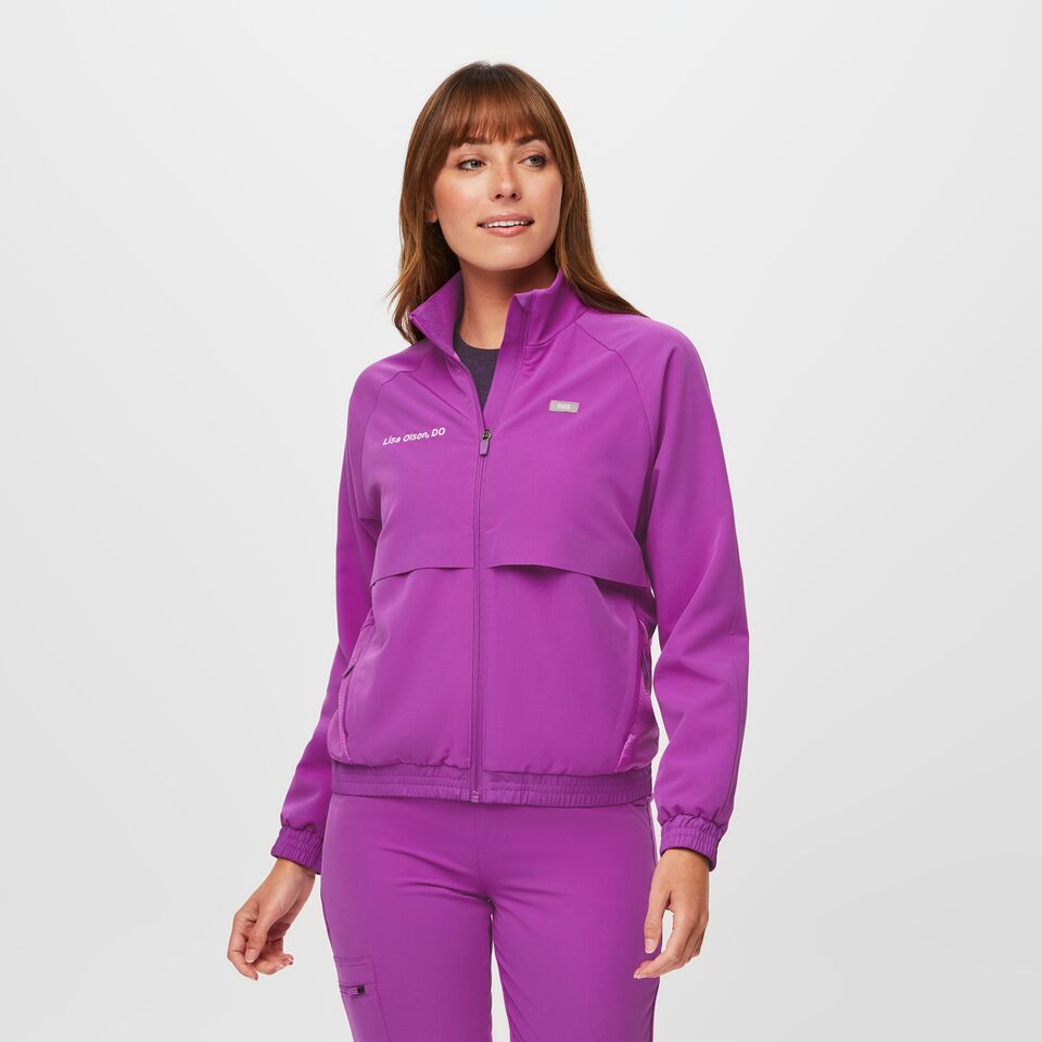 https://creative.wearfigs.com/asset/b3350ed3-cd01-43a3-9269-70f4b41fe861/SQUARE/Q3_2023_09_PITAYA_SYDNEY_W_MELANIE_29795