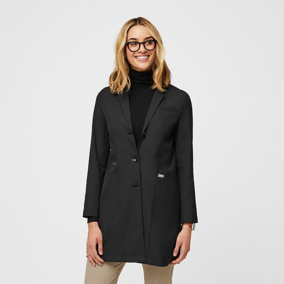 https://creative.wearfigs.com/asset/b410377f-7a59-4a66-8f47-bf8c4b04a46e/SQUARE/XS_W_Bellvue_Lab_Coat_Black_PRO_Q2_2022_-01