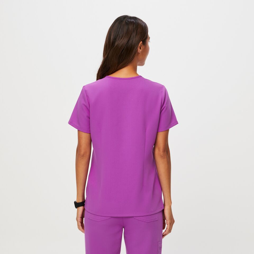 https://creative.wearfigs.com/asset/b4f1885f-f266-4a64-82ff-4062fa262b1c/SQUARE/Q3_2023_09_PITAYA_CATARINA_W_CHARO_31896