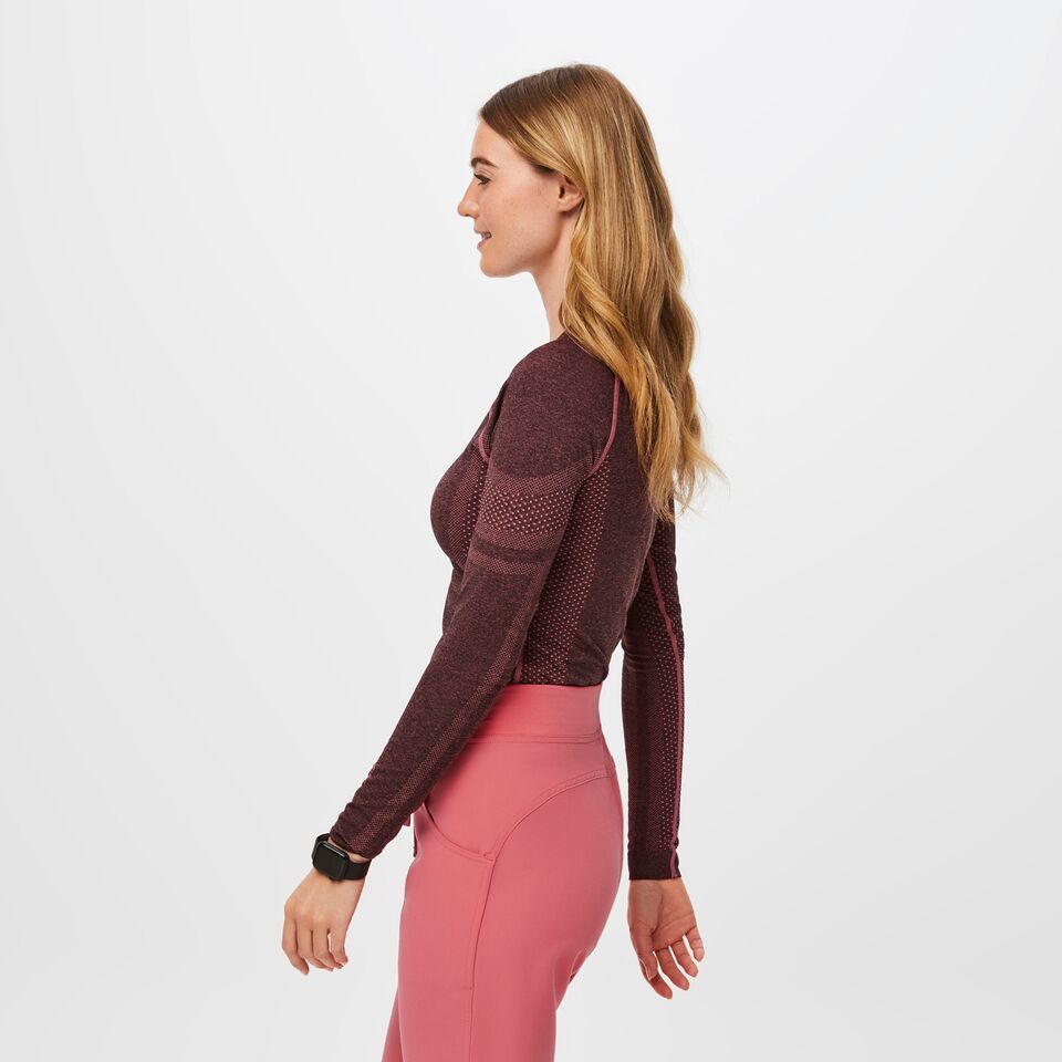 https://creative.wearfigs.com/asset/b674d03c-a6b9-43eb-8b7b-626759f02a50/SQUARE/Q2_2023_04_HEATHERED-DESERT-ROSE_SALTA_W_PALONIA_05858-jpg