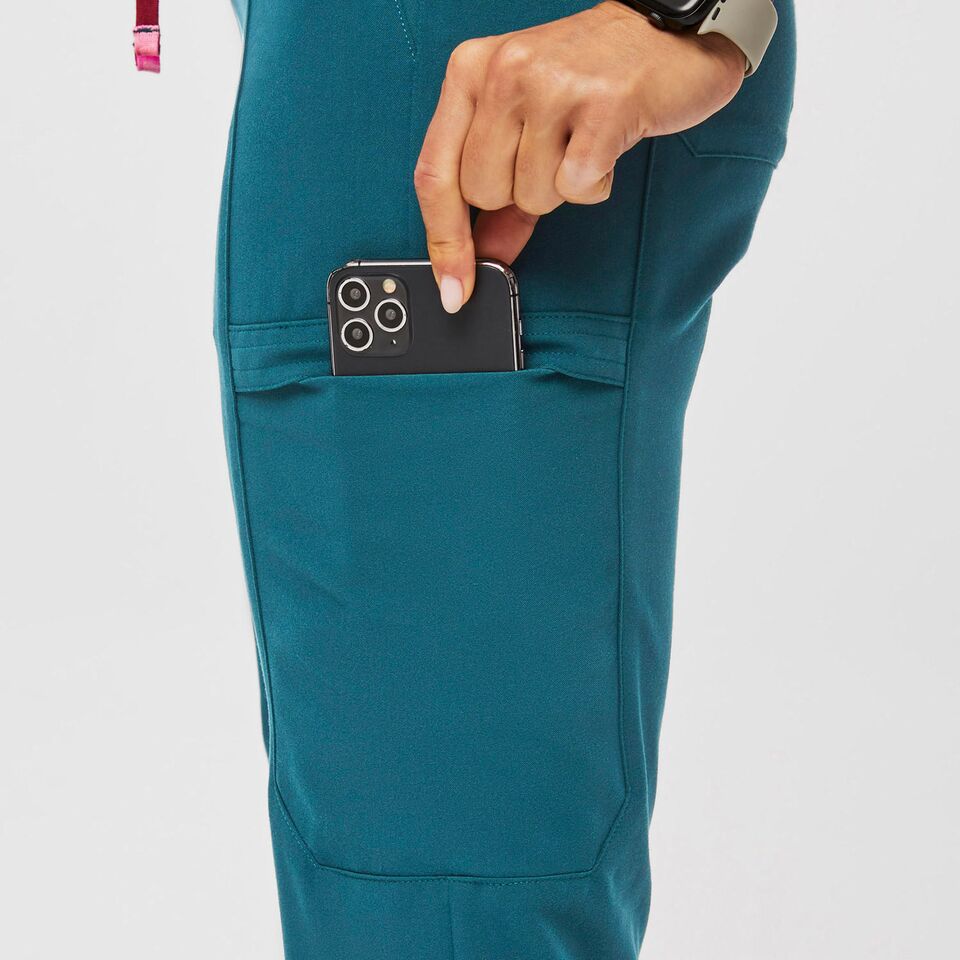 https://creative.wearfigs.com/asset/b8290844-92a2-45b1-95f5-2b3b6dc09756/SQUARE/Q2_2023_06_CARIBBEAN-BLUE_LESAGE-PANT_W_MADI_35464