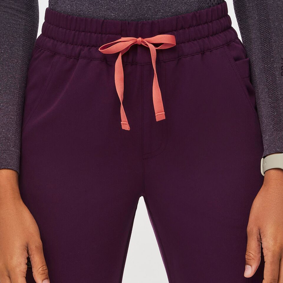 https://creative.wearfigs.com/asset/b88316bc-f528-4601-ad6b-c67974e9a190/SQUARE/Q2_2023_06_DEEP-PURPLE_HW-UMAN_W_DEJA_30595