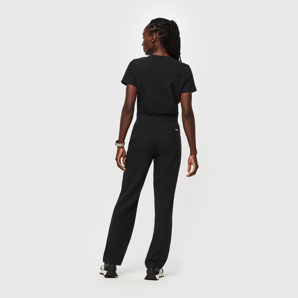 https://creative.wearfigs.com/asset/bb6ceeee-bf67-40f8-9a4a-f87bb1c6512f/SQUARE/Q2_2023_06_BLACK_CATARINA-SCRUB-JUMPSUIT_W_AWA_32591