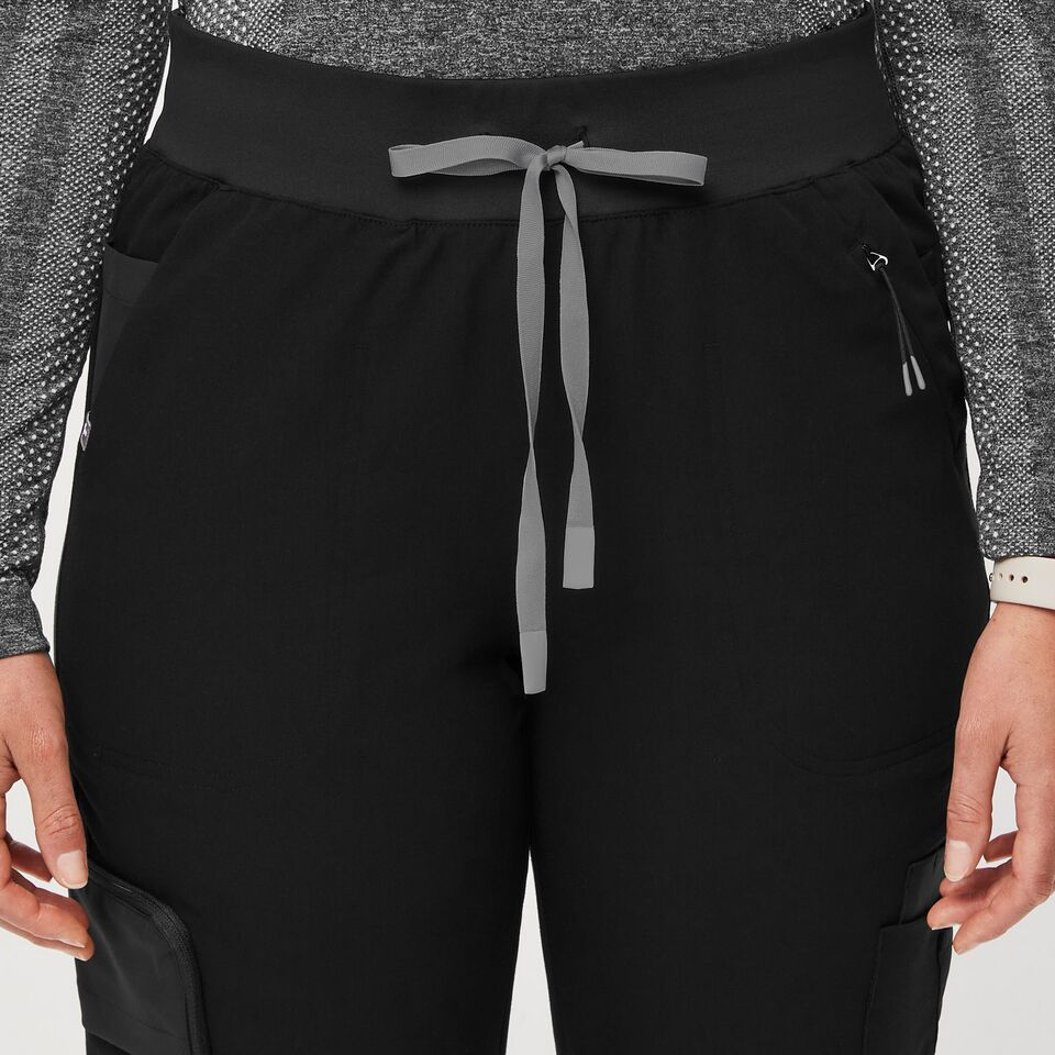 https://creative.wearfigs.com/asset/c1a9c1e2-ca56-47db-91c4-4a98bf29d92c/SQUARE/Q4_2022_10_BLACK_22-POCKET-JOGGER_W_CHANEL_18536