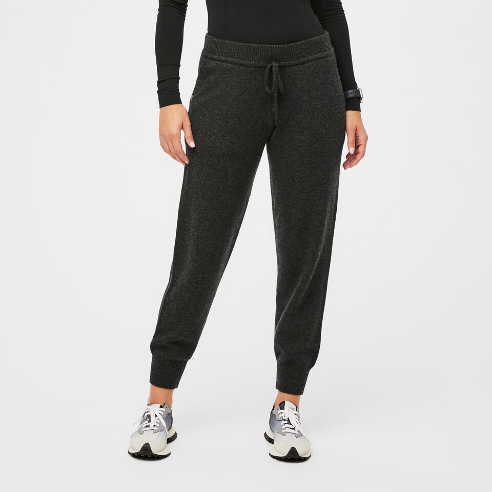 https://creative.wearfigs.com/asset/c20e53cc-daef-4ffd-a6ee-44148dd03c3e/SQUARE/Womens-Off-Shift-Merino-Slim-Jogger-Heathered-Black-XS-1