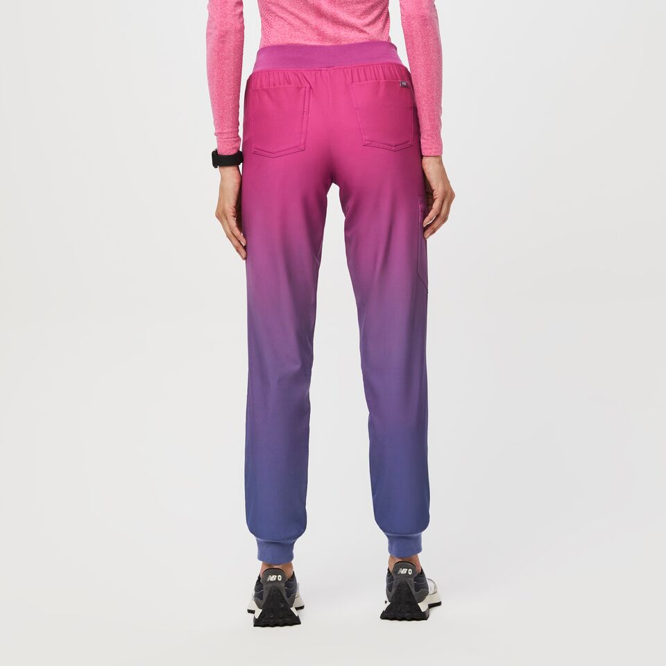 https://creative.wearfigs.com/asset/c5fea581-f1ba-4429-b458-a69c8f0feb8c/SQUARE/Q1_2023_03_SUNSET-OMBRE_FREEX-ZAMORA_W_EMILY_52255