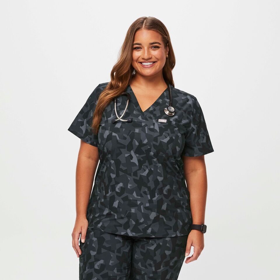 FIGS Catarina Scrub Tops for Women — Classic Fit, 1 Pocket, Four-Way  Stretch, Anti-Wrinkle Women's Medical Scrub Top, Black, XXS : :  Fashion