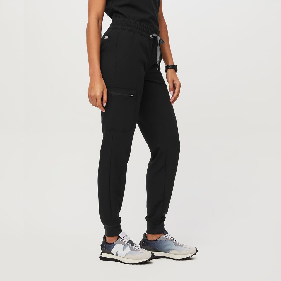 https://creative.wearfigs.com/asset/c913b0f5-4448-4e31-a339-6b6c743e16a7/SQUARE/Q1_2023_02_BLACK_FOSO-JOGGER_W_NATALIE_33596-jpg