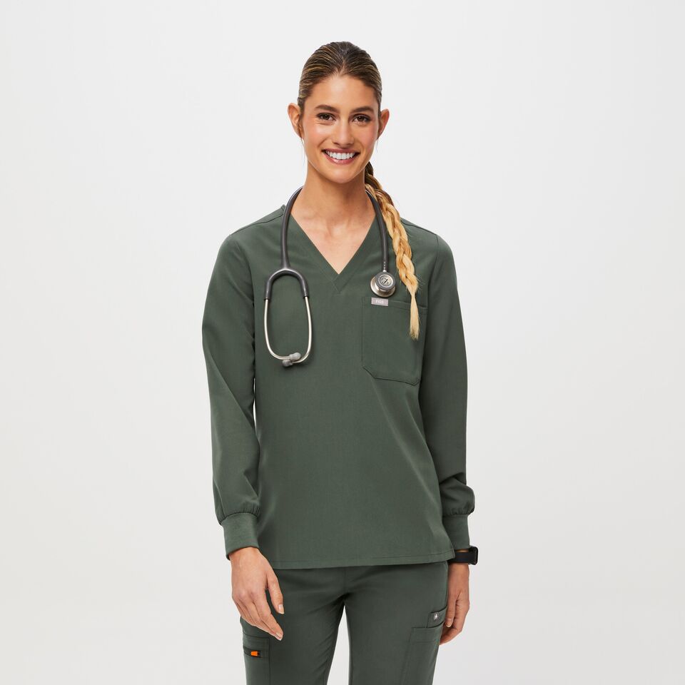 https://creative.wearfigs.com/asset/c9c4ba29-ba88-42b6-9634-59cdcca06aab/SQUARE/Q1_2023_03_MOSS_CATARINA-LS_W_MADI_68441-jpg