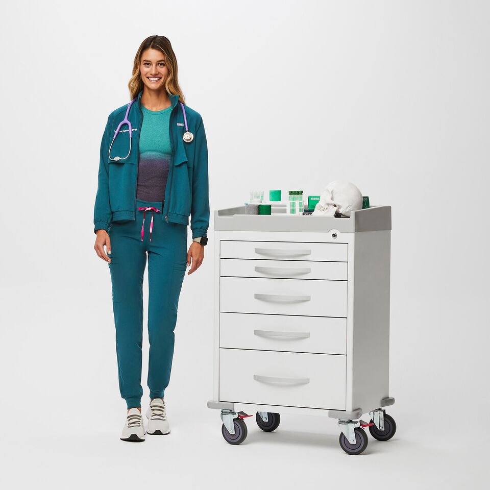 https://creative.wearfigs.com/asset/ca3808e3-54fb-42e3-a540-238c09c3f7a7/SQUARE/Q2_2023_06_CARIBBEAN-BLUE_LESAGE-PANT_W_MADI_35390