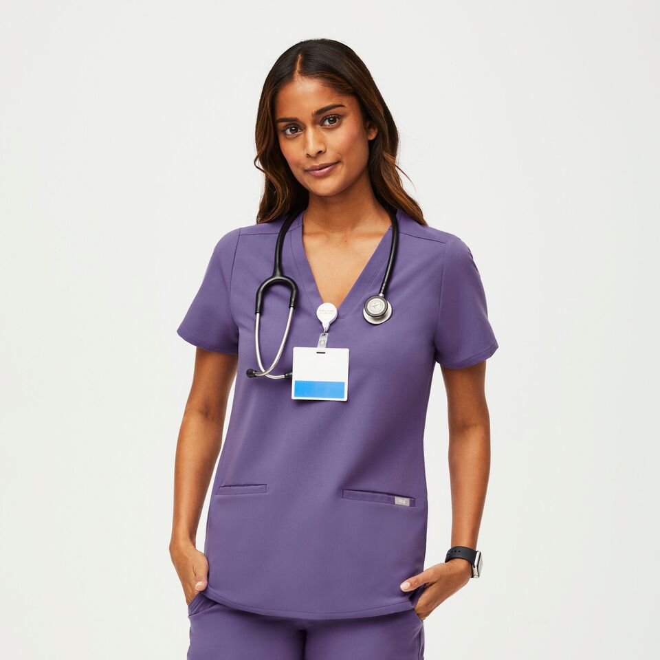 Women's Casma Three-Pocket Scrub Top - Amethyst · FIGS