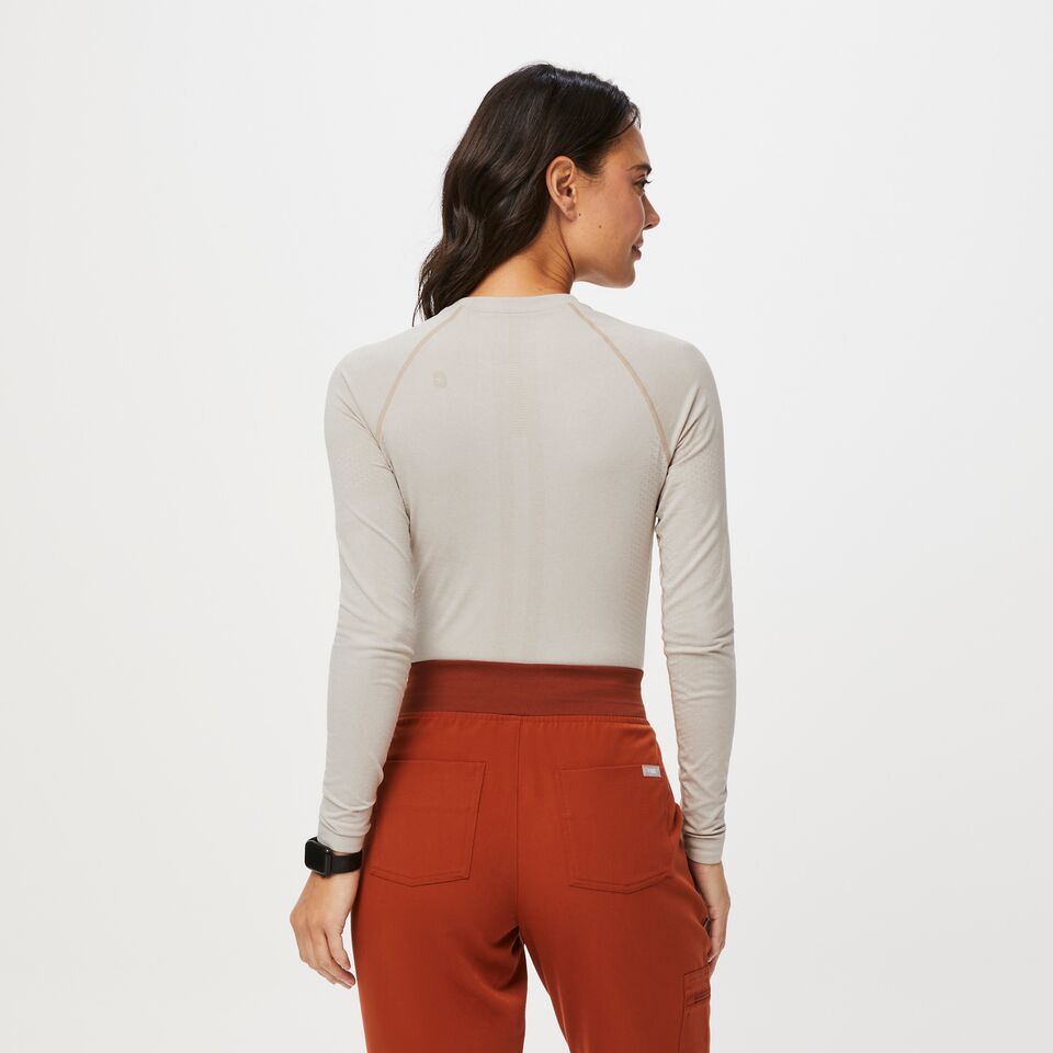 https://creative.wearfigs.com/asset/d47c25c3-a56e-4372-8b01-ed13fe5ff697/SQUARE/Q3_2023_07_HEATHERED-OATMEAL_SALTA_W_LOGAN_06256