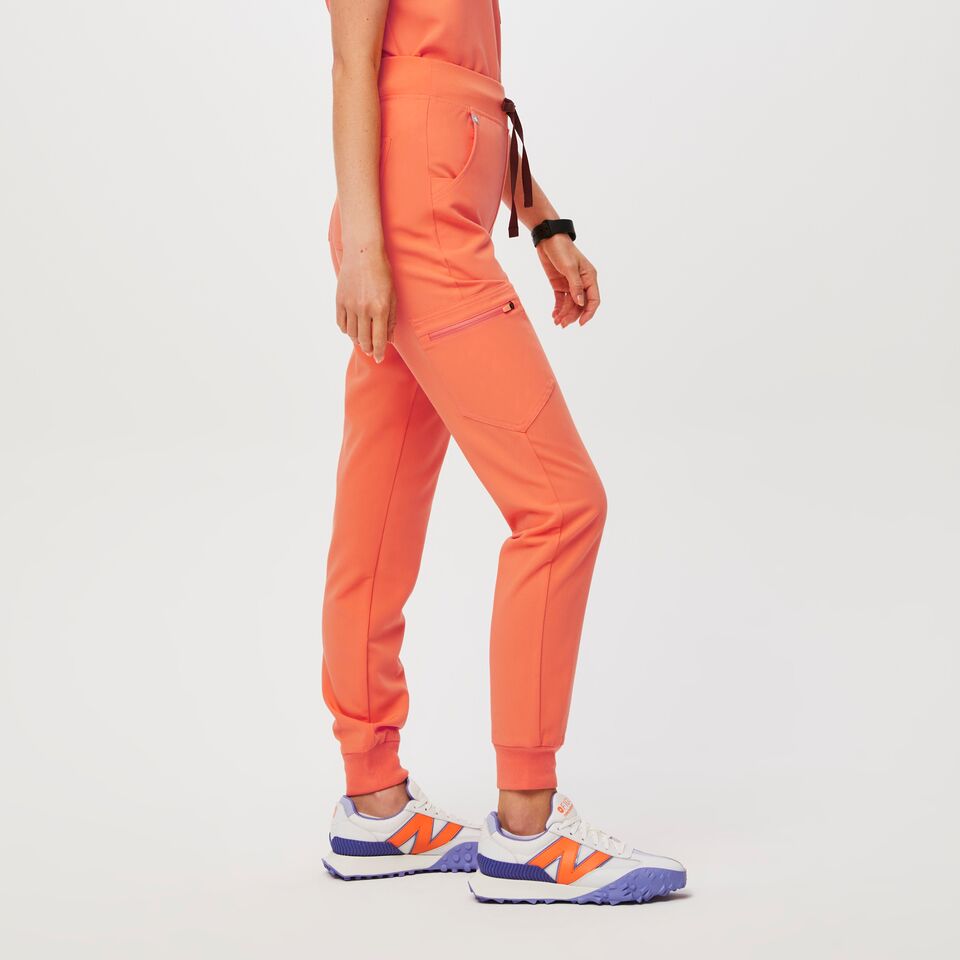 https://creative.wearfigs.com/asset/d67995c3-1d16-4ac8-a78a-4b85988ec817/SQUARE/Q2_2023_04_PAPAYA_HW-ZAMORA_W_PALONIA_06837