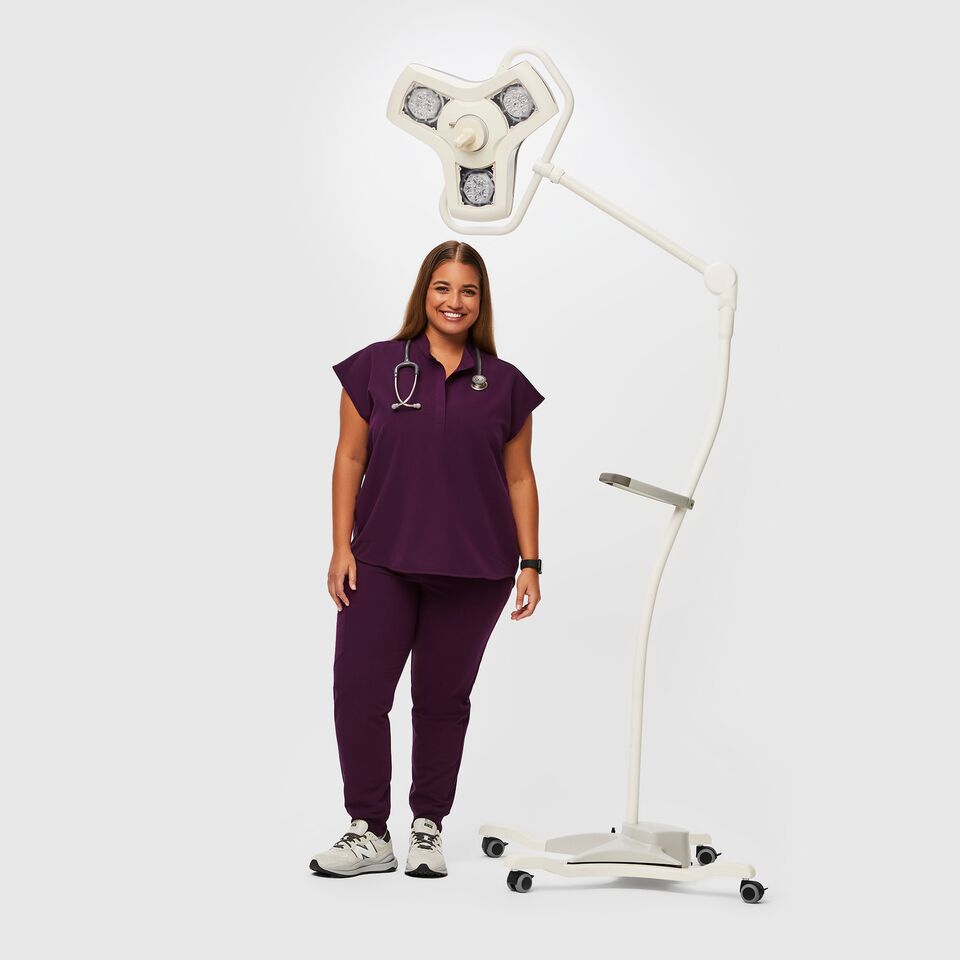 https://creative.wearfigs.com/asset/dfa9ca40-6b9b-4709-bfb4-dbf164d694bf/SQUARE/Q3_2023_07_DEEP-PURPLE_RAFAELA_W_KY_01194