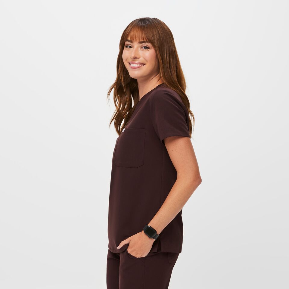 https://creative.wearfigs.com/asset/e08e979a-7cce-414f-bc51-7c5cc496386f/SQUARE/Q3_2023_08_ESPRESSO_CATARINA_W_MELANIE_16144