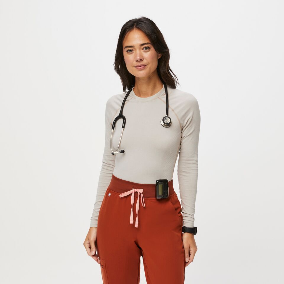 https://creative.wearfigs.com/asset/e29d93fd-c391-48c5-9373-88ef0028d509/SQUARE/Q3_2023_07_HEATHERED-OATMEAL_SALTA_W_LOGAN_06235