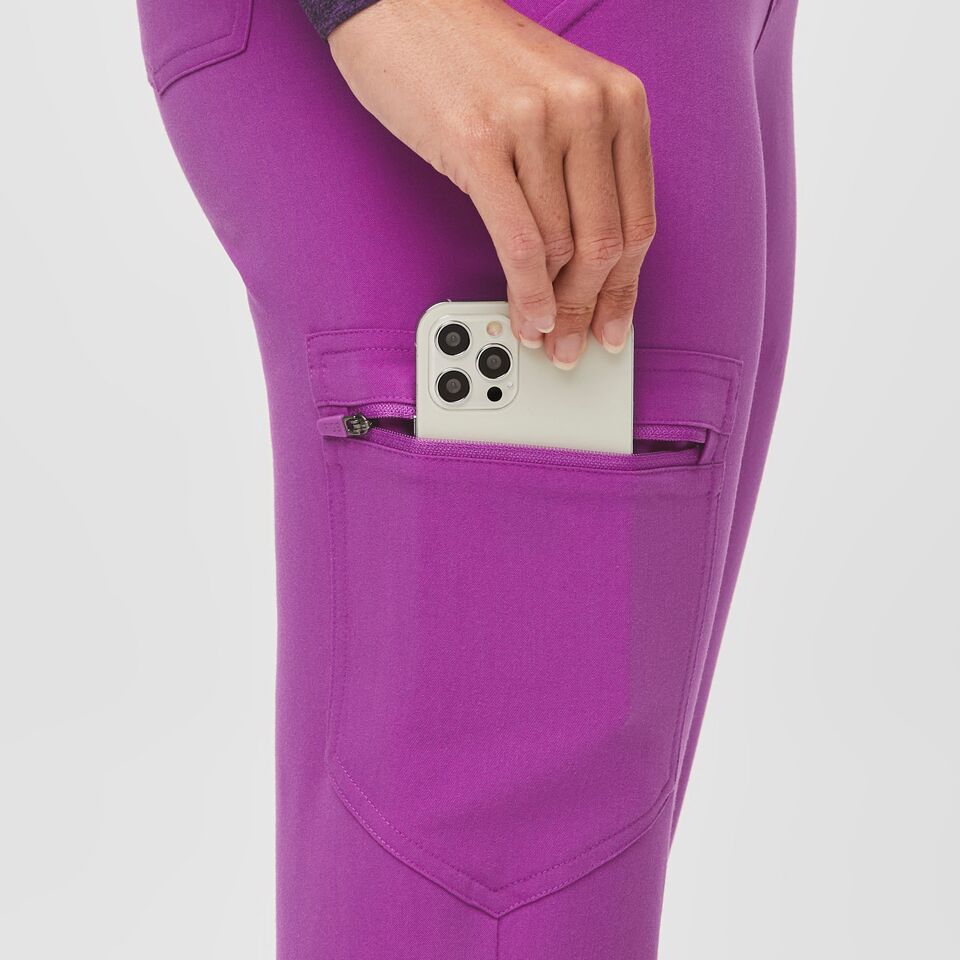https://creative.wearfigs.com/asset/e448dc9f-5d7c-42e1-956b-ed40da43f3ca/SQUARE/Q3_2023_09_PITAYA_ZAMORA_W_MELANIE_29894