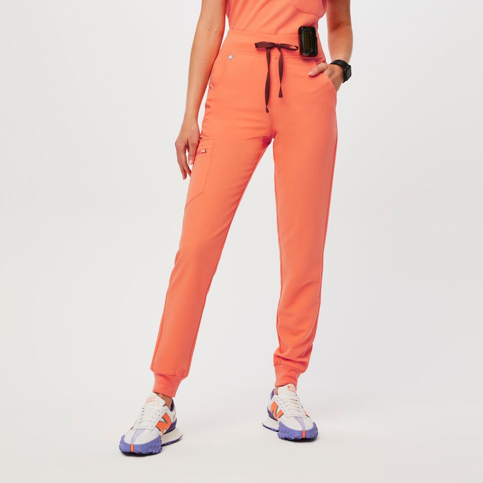https://creative.wearfigs.com/asset/e4b5a673-6d2b-48c1-84e6-db05d226e2fa/SQUARE/Q2_2023_04_PAPAYA_HW-ZAMORA_W_PALONIA_06823