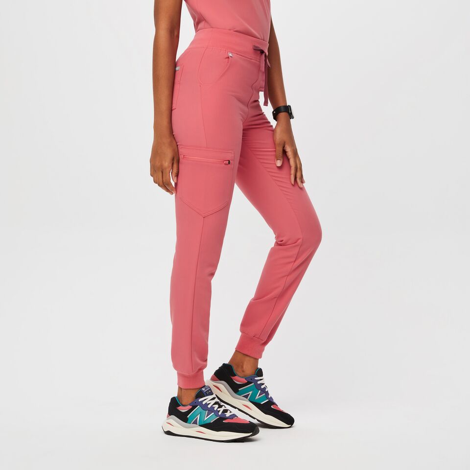 https://creative.wearfigs.com/asset/e5e55511-6ec1-4022-bc2c-d5b2541d3483/SQUARE/Q2_2023_04_DESERT-ROSE_HW-ZAMORA_W_DEJA_09001-jpg