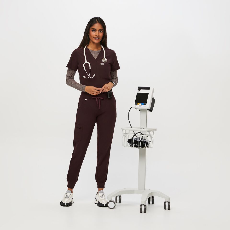 https://creative.wearfigs.com/asset/edf8eb98-a284-4553-8597-914077dd1b47/SQUARE/Q3_2023_08_ESPRESSO_ZAMORA_W_ALYSSAH_14541
