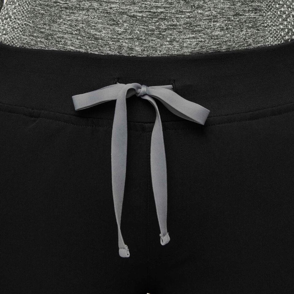 https://creative.wearfigs.com/asset/ee1227b9-87b7-4aa3-9512-41b8328b0e63/SQUARE/Q4_2021_10_BLACK_YOLA-YOGA_W_ALYSSAH_13745