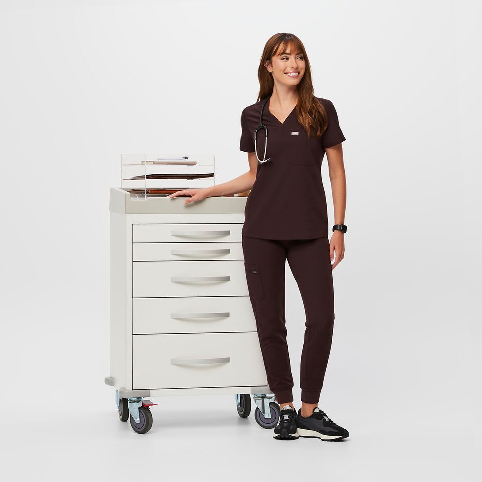 https://creative.wearfigs.com/asset/ee4a921e-99d2-417c-8866-3c6ad76eb1e3/SQUARE/Q3_2023_08_ESPRESSO_CATARINA_W_MELANIE_16089