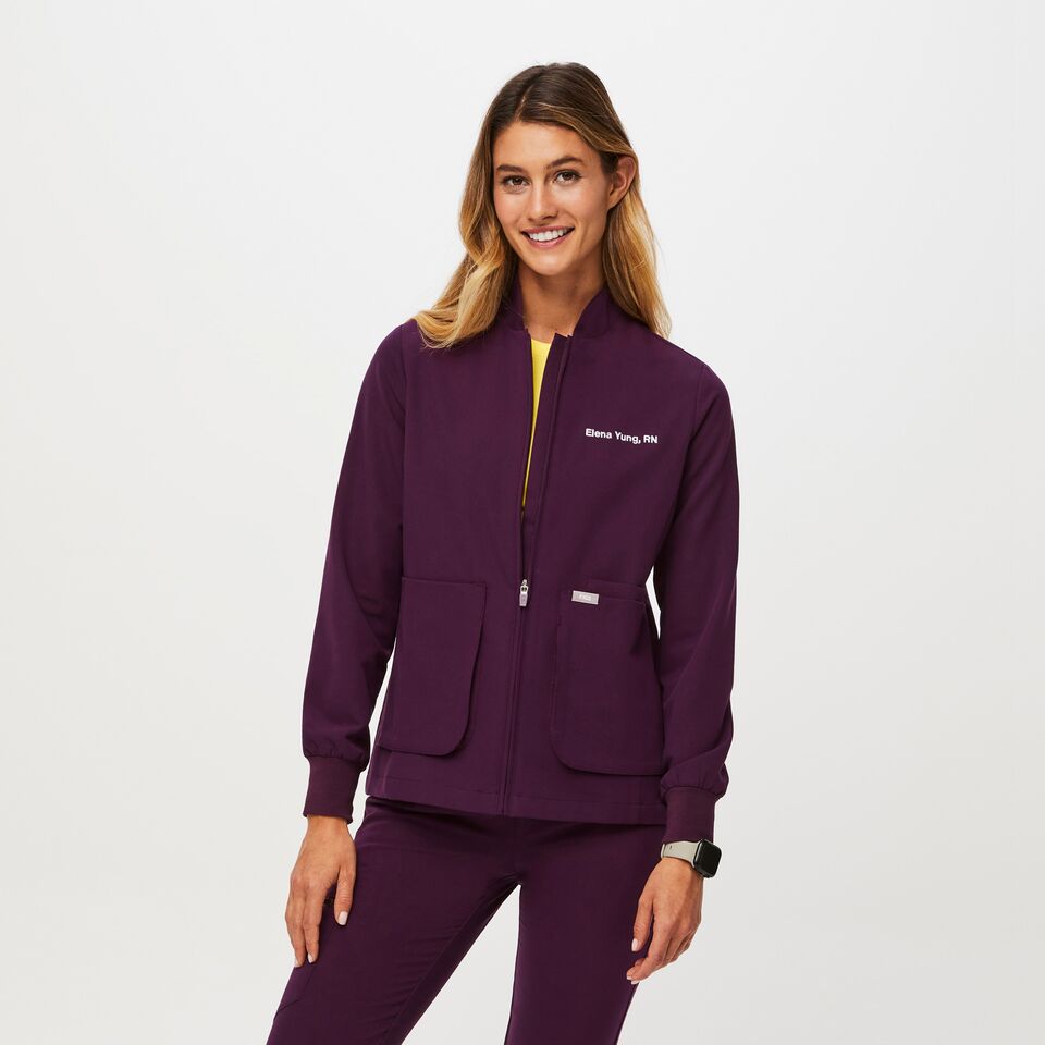 https://creative.wearfigs.com/asset/f529116c-e7fc-4a1e-a2a5-a1f20103e916/SQUARE/Q2_2023_06_DEEP-PURPLE_SEBINA-JACKET_W_MADI_35995