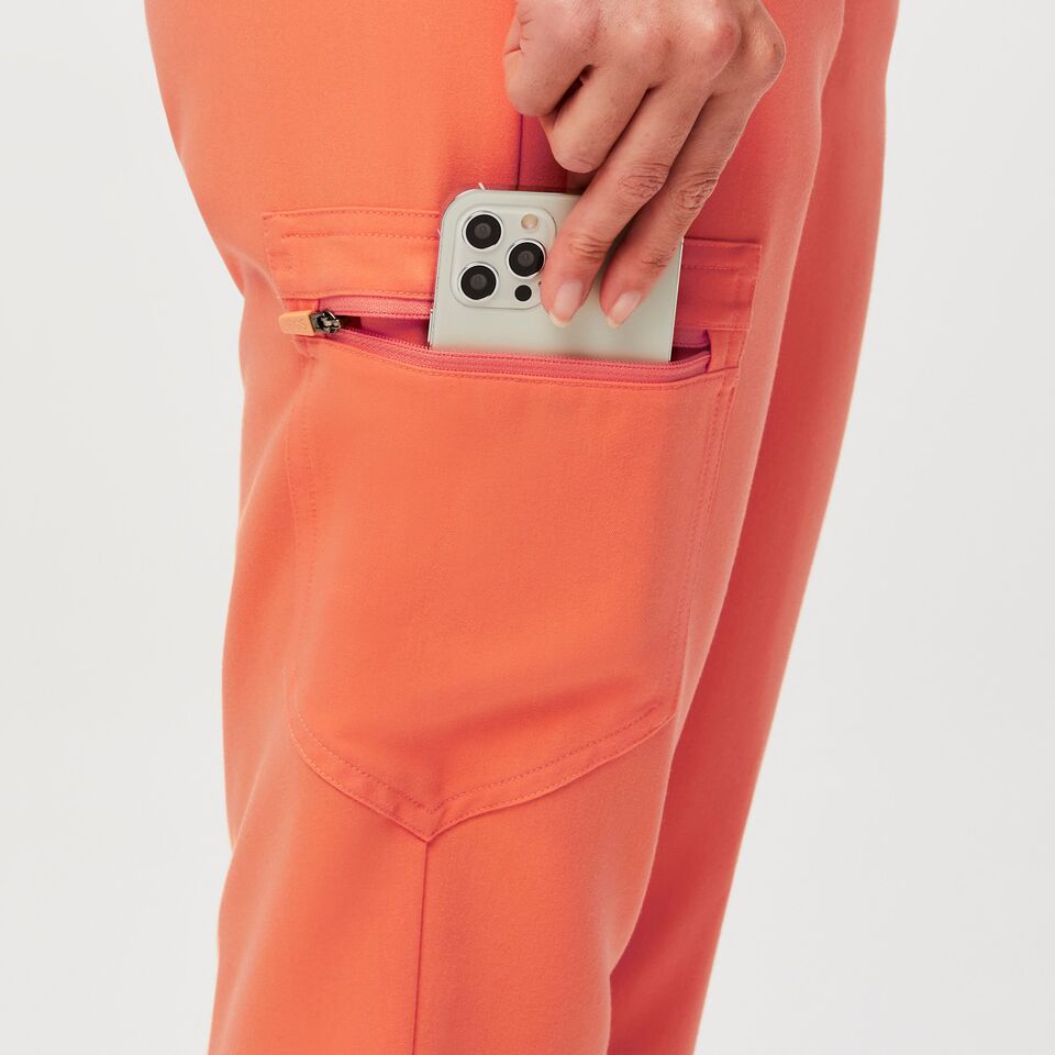 https://creative.wearfigs.com/asset/f5c47db9-2414-42d7-a293-04d68b4a7fde/SQUARE/Q2_2023_04_PAPAYA_HW-ZAMORA_W_PALONIA_06835