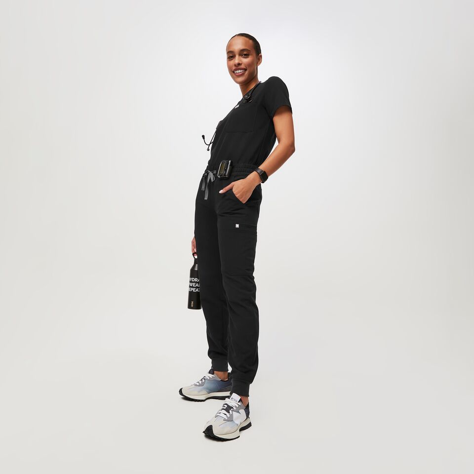https://creative.wearfigs.com/asset/f6bbbc87-9770-4c60-93de-76f728fcd3ea/SQUARE/Q1_2023_02_BLACK_FOSO-JOGGER_W_NATALIE_33369