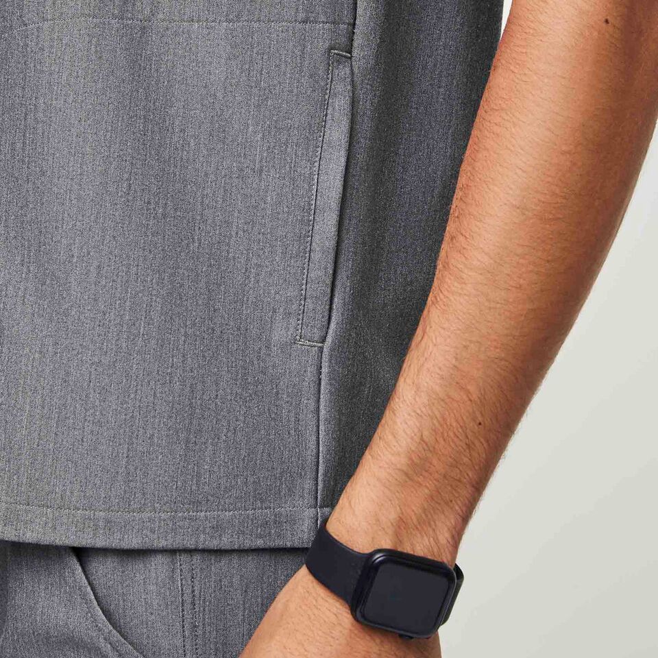 https://creative.wearfigs.com/asset/f7bbb8ab-c771-4cbb-8121-e6d14b54e347/SQUARE/Q2_CHISEC_CAIRO_GRAPHITE_CHRIS_12665-jpg