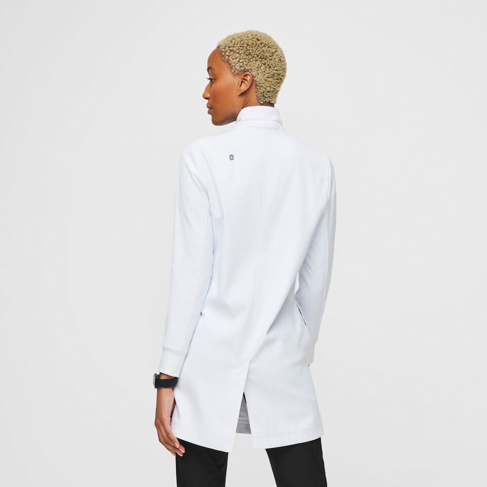 https://creative.wearfigs.com/asset/fa740581-d75e-440b-8328-f4704e39e324/SQUARE/XL_W_Dental_Lab_Coat_Q3_2022_-3