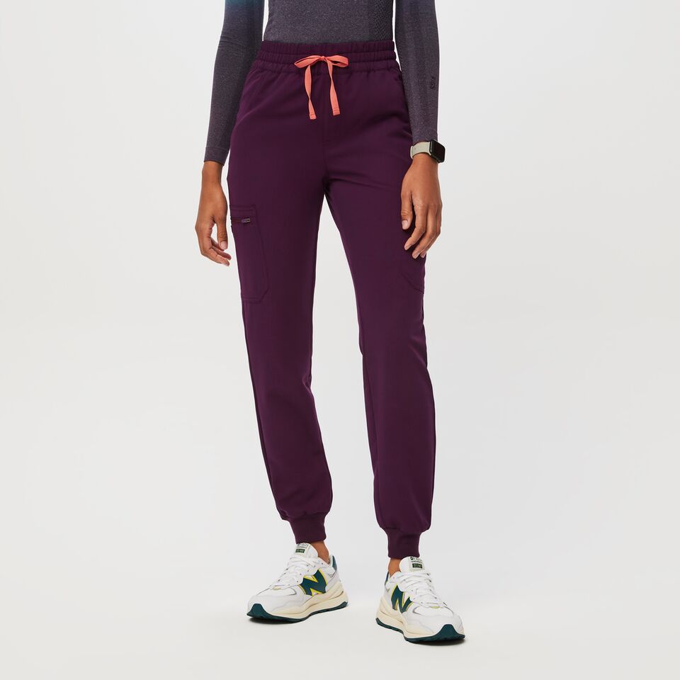 https://creative.wearfigs.com/asset/fc6ec44d-29e3-4af1-bf1b-9ae17c240cf4/SQUARE/Q2_2023_06_DEEP-PURPLE_HW-UMAN_W_DEJA_30591