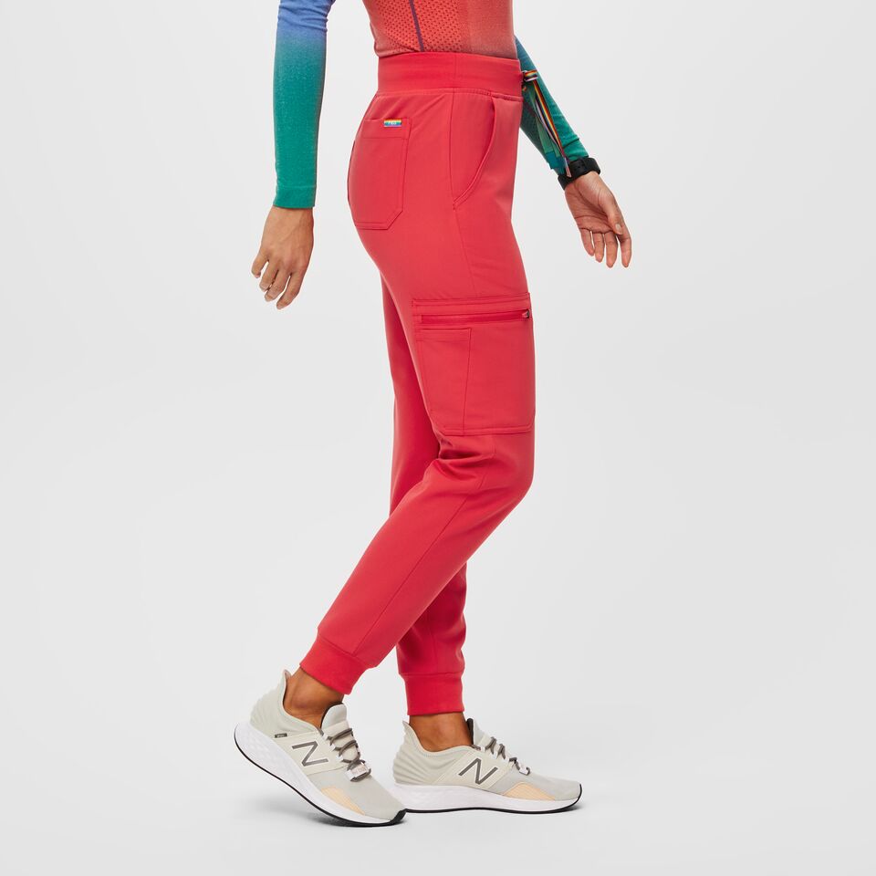 https://creative.wearfigs.com/asset/fdf8a52b-6468-4980-8bce-e45a34f75c31/SQUARE/Q1_2023_03_HIBISCUS_ZAMOLA_W_MADI_55667